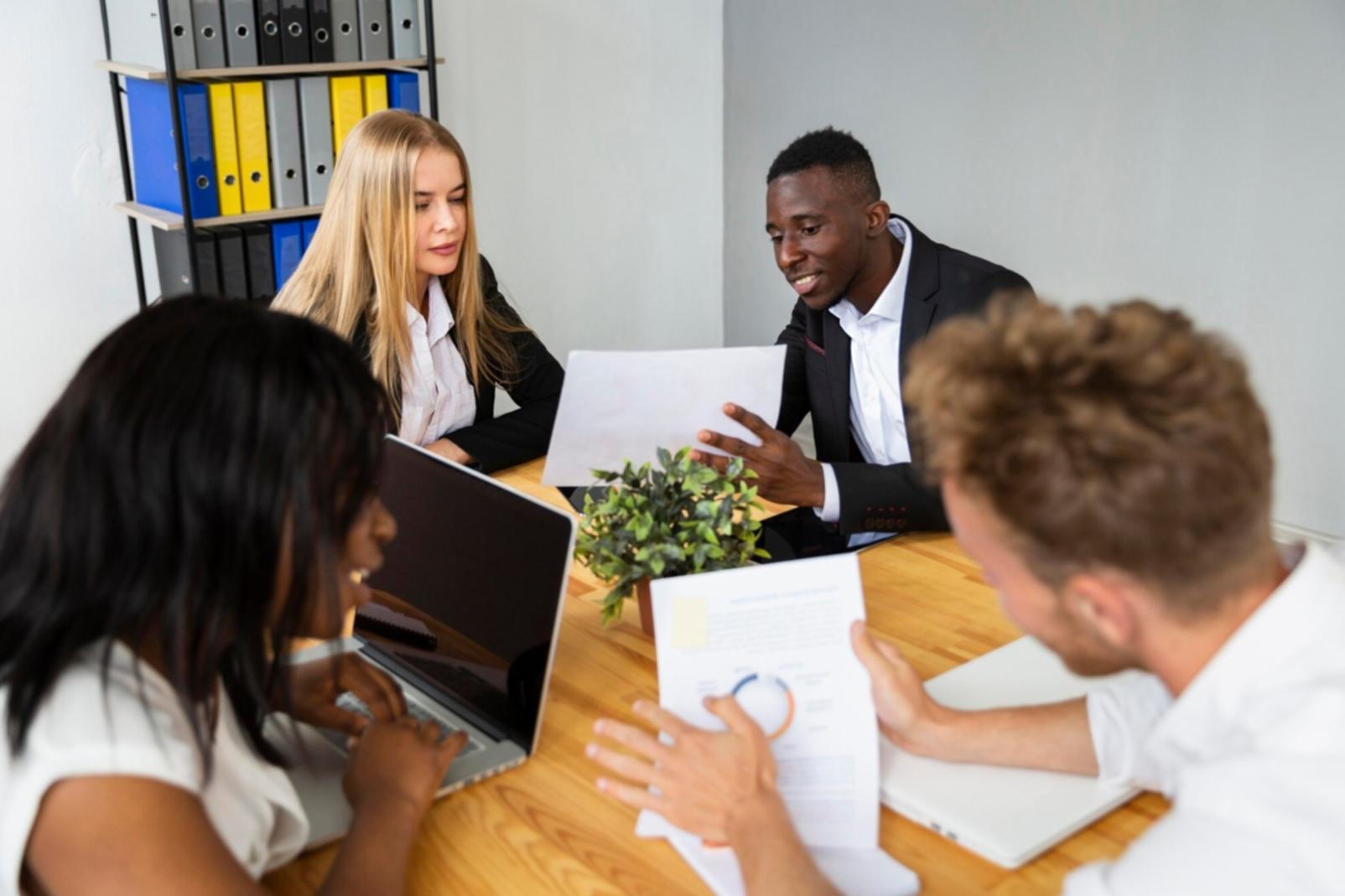 Espacio de trabajo con herramientas de planificación financiera