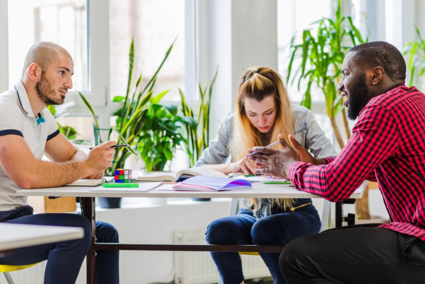 Estudiante trabajando en su proyecto de presupuesto personal