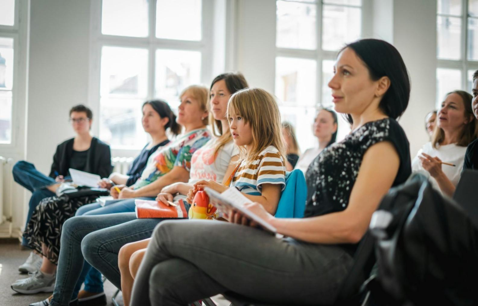 Persona trabajando en la gestión de presupuesto mensual con herramientas digitales